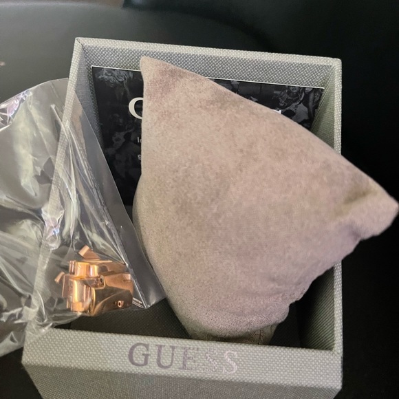 Guess Women’s Watch Rose Gold - Picture 4 of 4